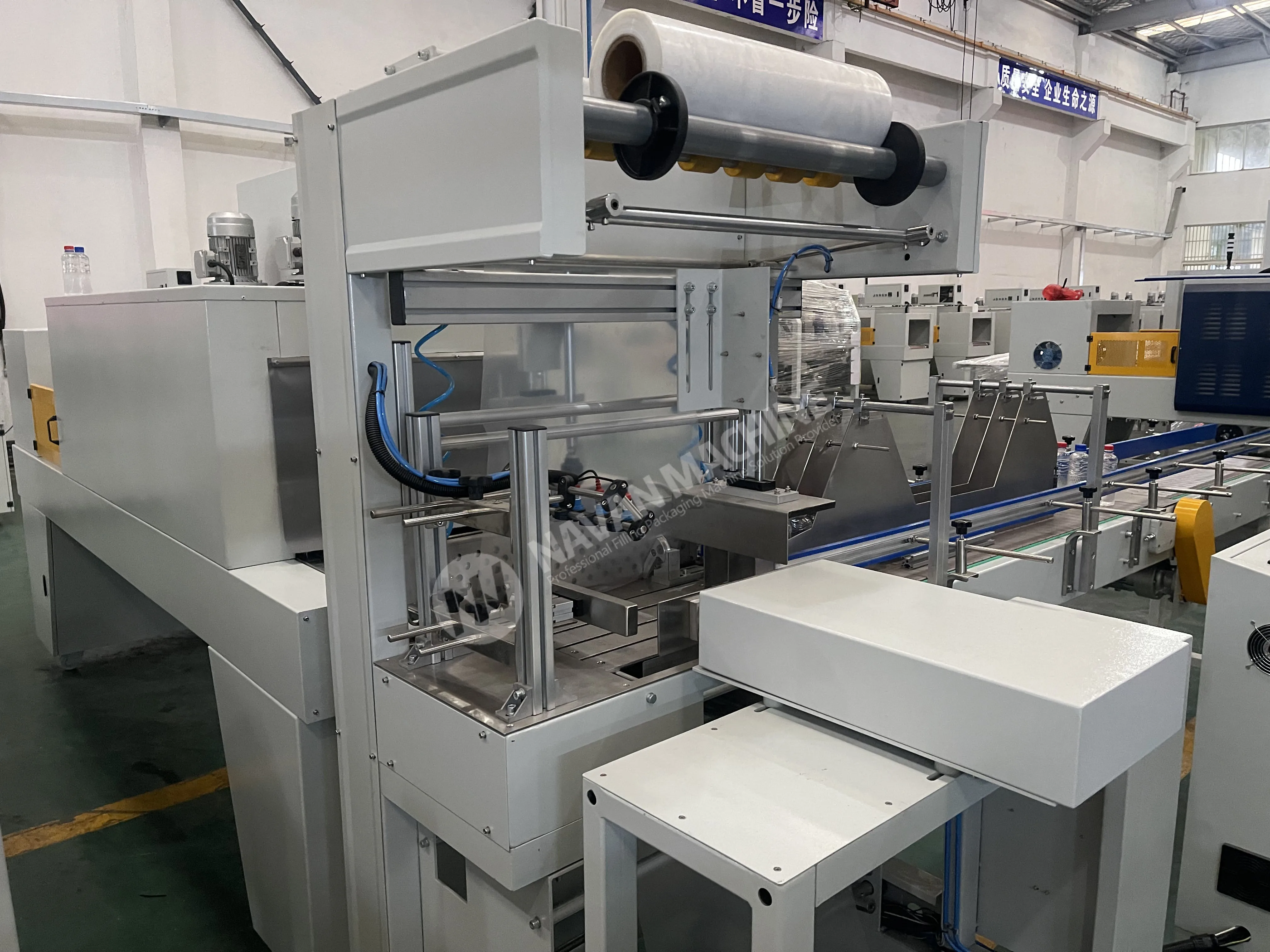 Heat Shrink Film Wrapping Machine Automatic Plastic Bottle PE Film Packaging Machine for Water Juice Carbonated Drink Bottle factory
