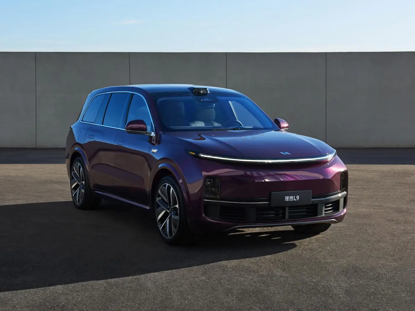 Li xiang one L9 Plug-in Hybrid. suv. 