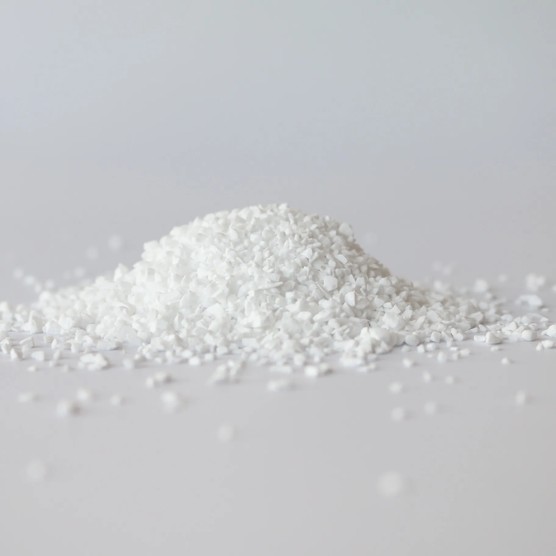 Горка белого порошка. Натуральный порошок. Сахар горкой на белом фоне. Горка белого порошка. Шварц порошок белый.