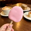 Helado crujiente rosa.