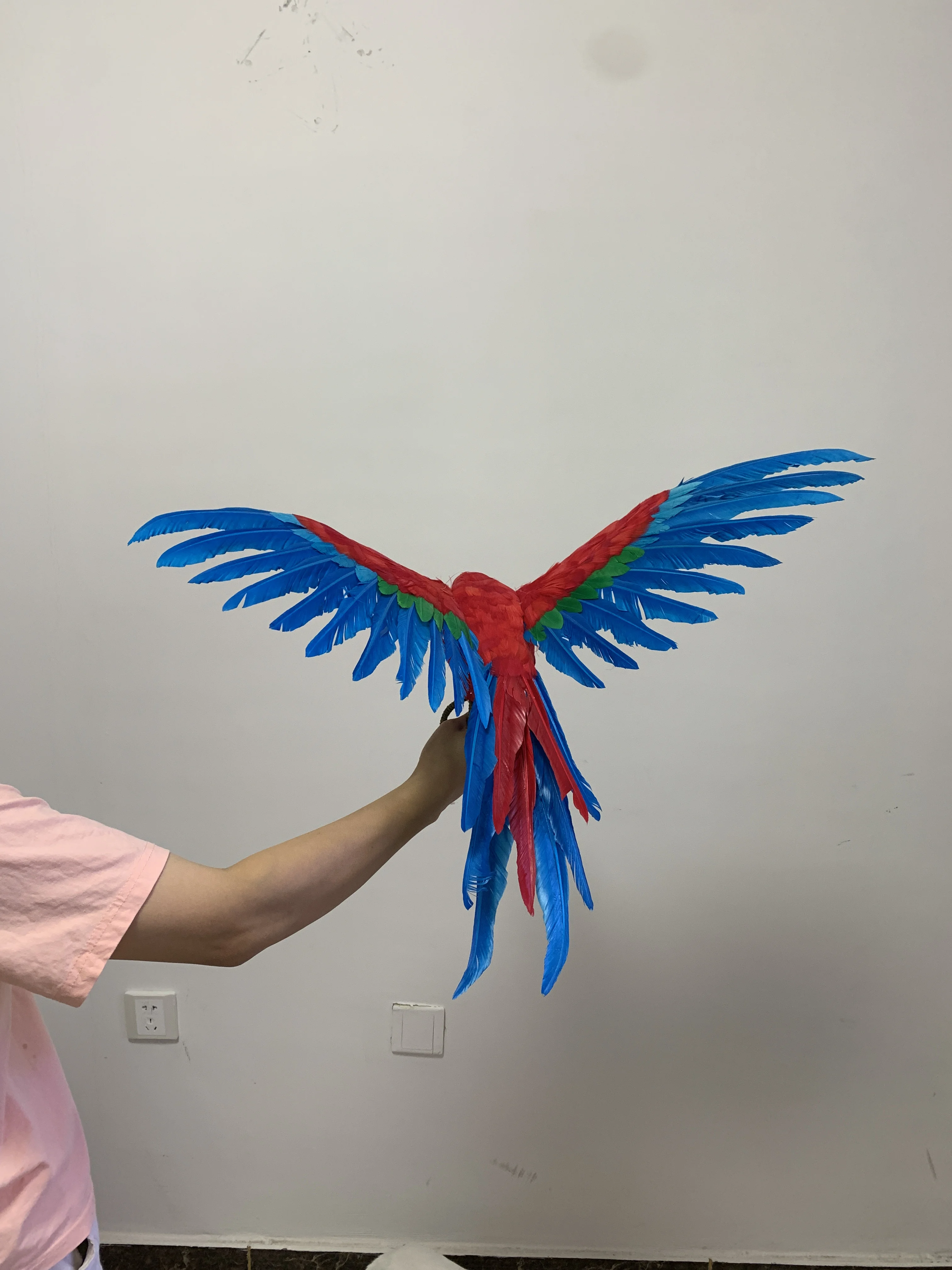 Knstlicher Fliegender Papagei Dschungelvogel und Papageienfeder  Realistisches Tierfell Plastikmodell