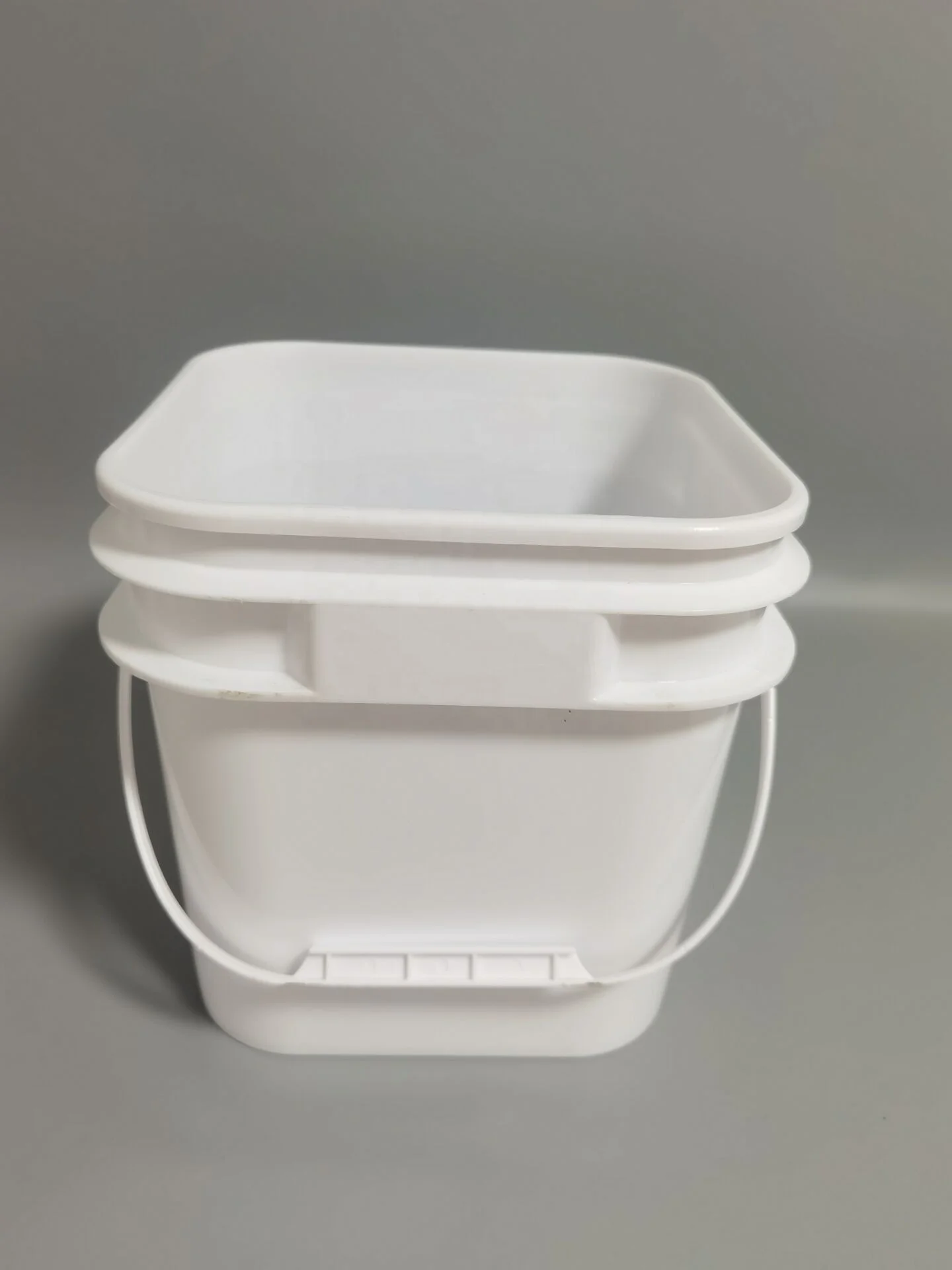 2 GALLON CLEAR SQUARE PAIL