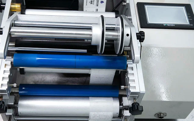 Автоматическая Вертикальная двухсторонняя пластиковая машина для нанесения этикеток на плоские бутылки