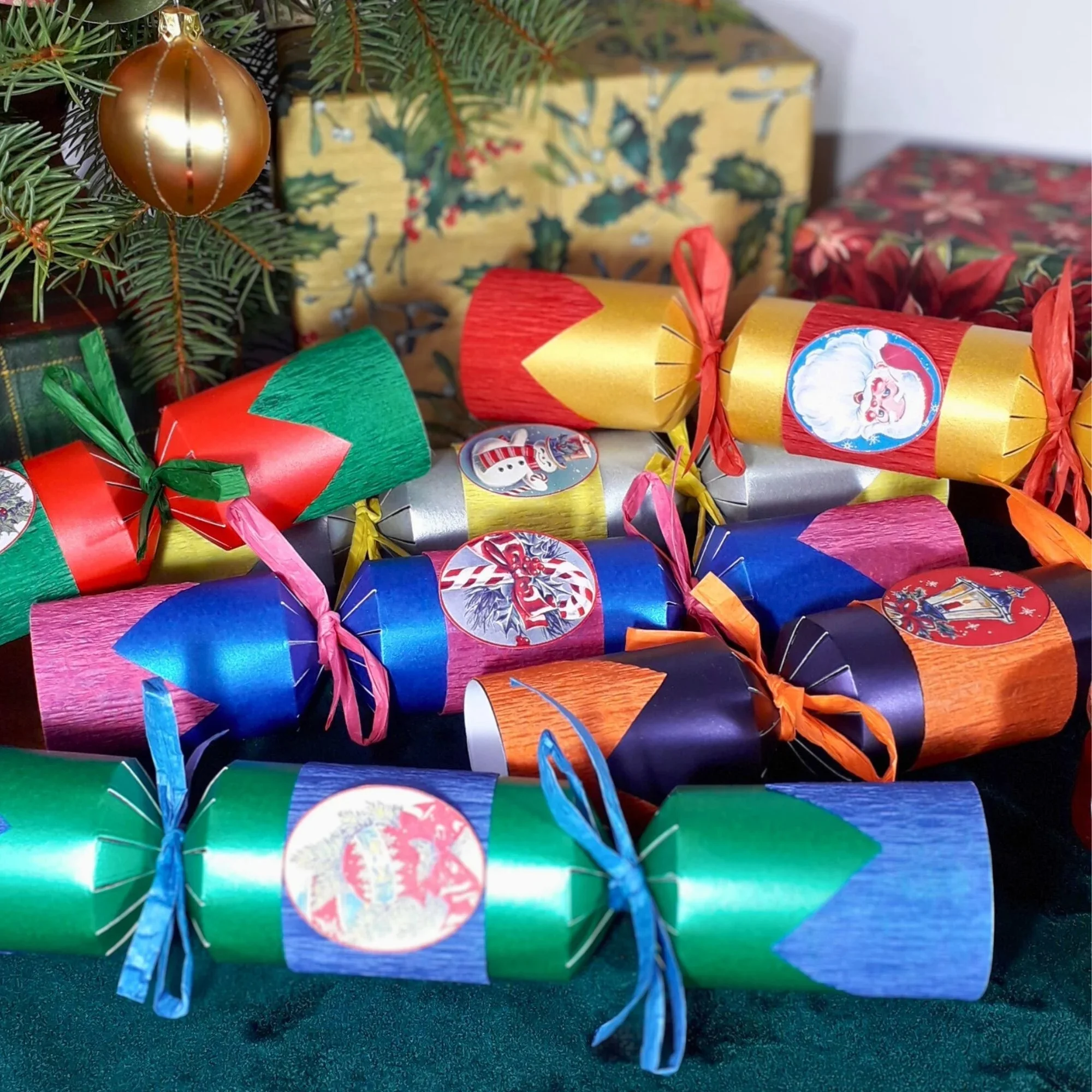 Factory Wholesale Handcrafted Retro Style Christmas Crackers Recyclable Crepe Paper Decorated Vintage Style Christmas Pictures