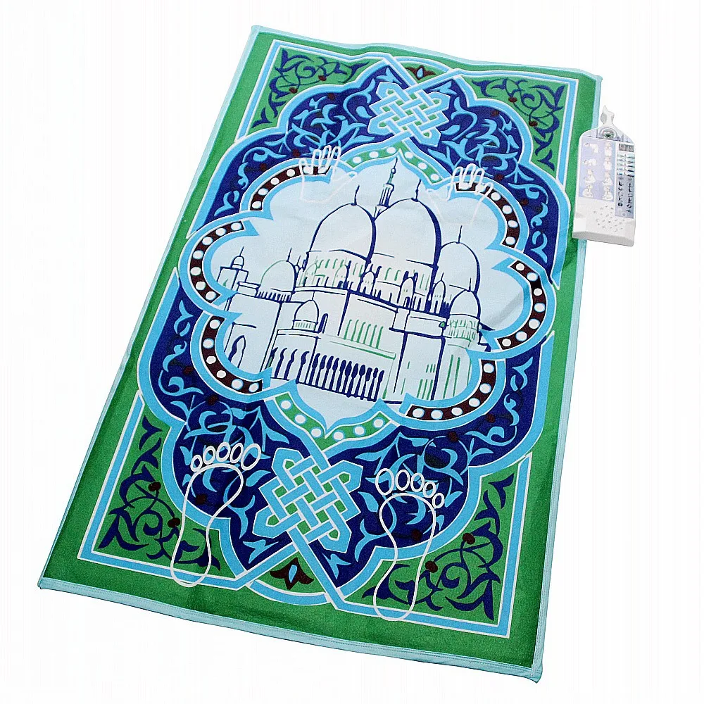 Электронные мусульманские. Молитвенный коврик для намаза электронный. Мусульманский коврик. Ребенок на молитвенном коврике.