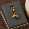 Colgante pequeño ratón dorado