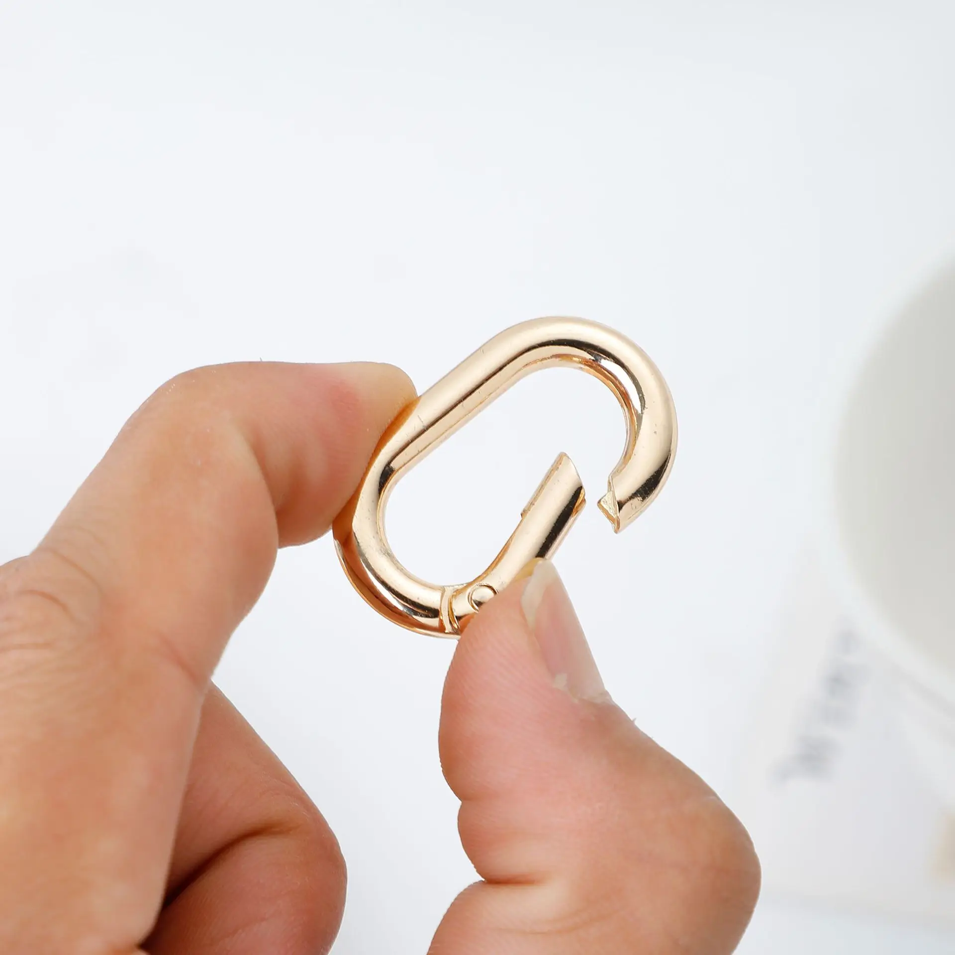 Modern Simple Oval Metal Spring Buckle Keychain New Color Accessories Promotional Product Category