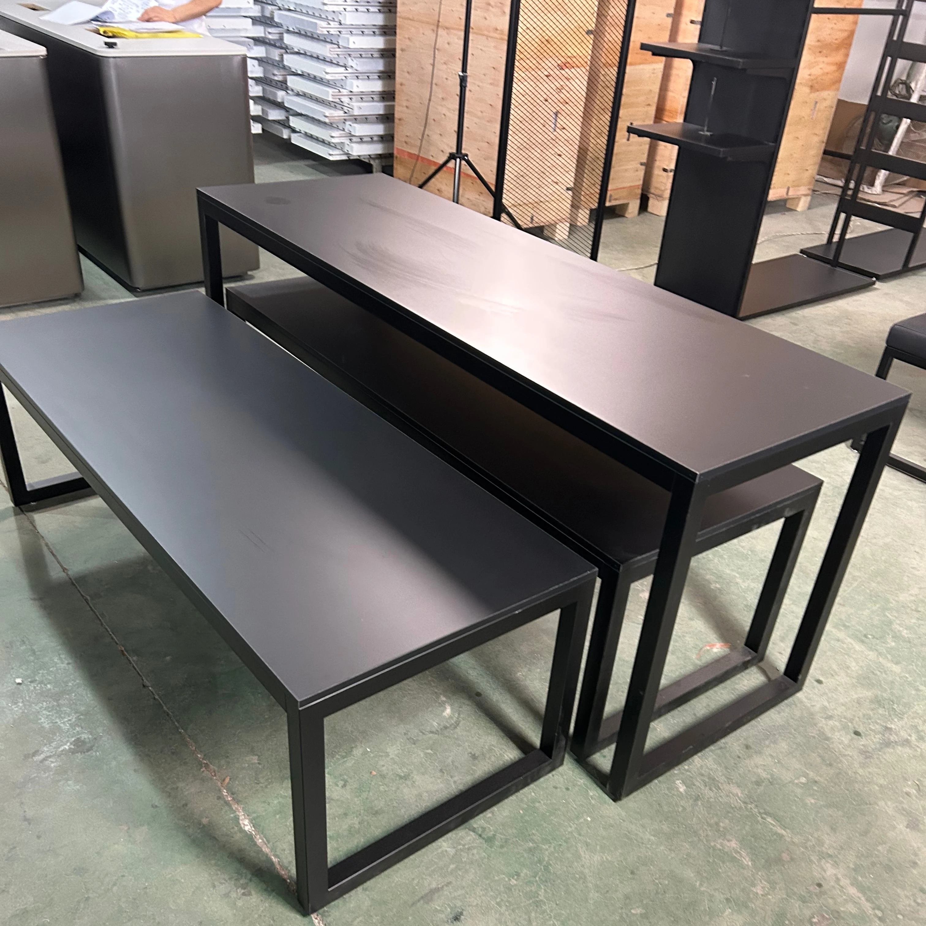 Customized Retail Rack Clothing Display Table Modern Shop Counter Design for Garment Store Clothes Shop Display Rack