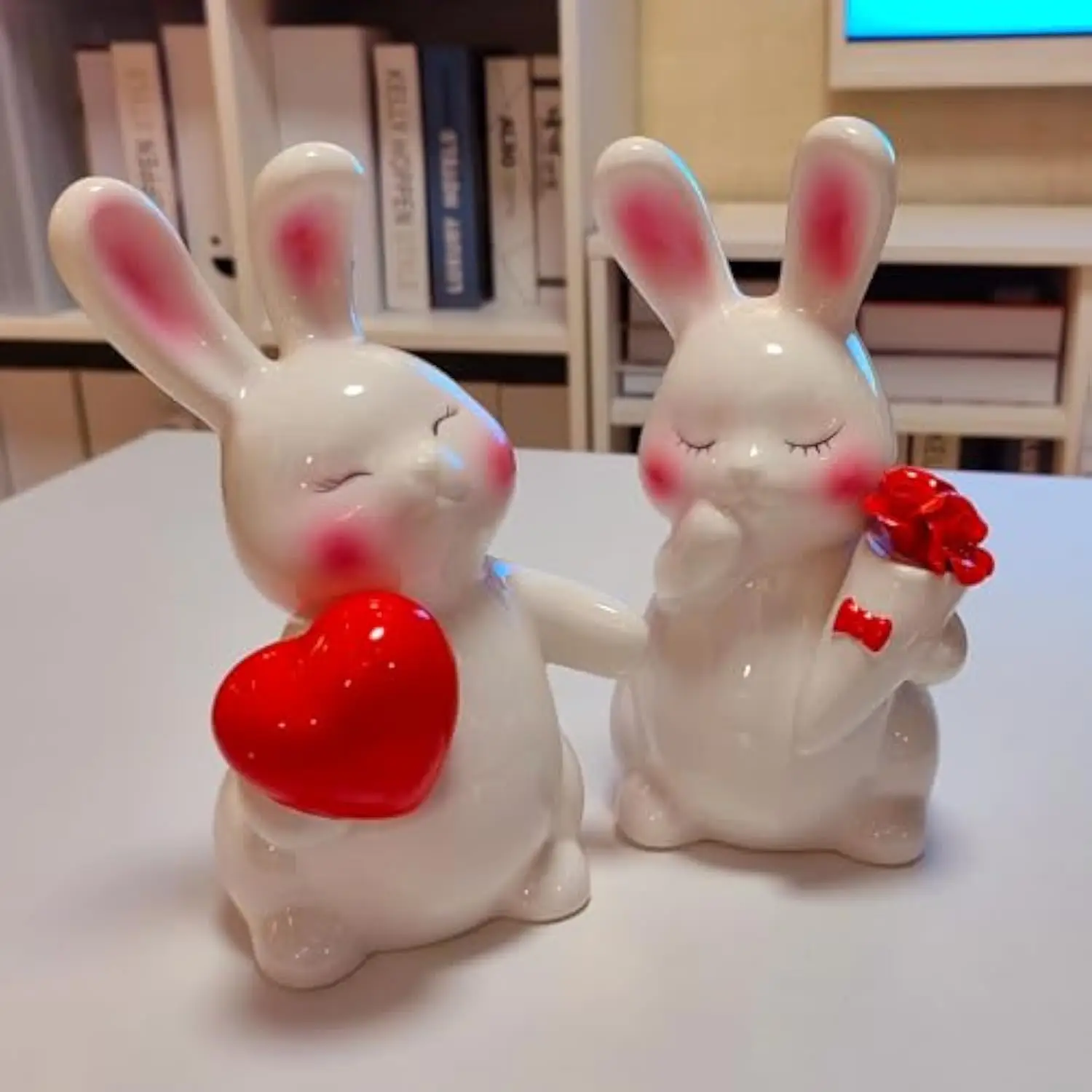 Customizable YOULI ceramic rabbit statue, holding a heart and a rose, factory direct sales