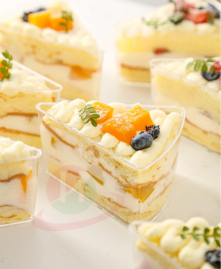 High Quality Arc Triangle Mini Dessert Cups for Cake Custom Mousse Pudding Tiramisu Cups Clear Plastic Piece Cake Box