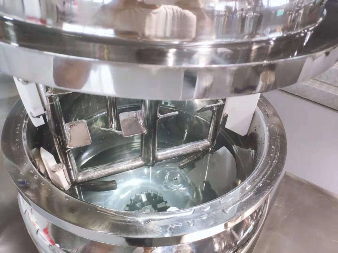 
Косметический вакуумный гомогенизирующий смеситель с эмульгирующим баком для крема, лосьона, мазь, геля 