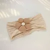Fascia per capelli jacquard color curry con petali beige.