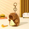 Llavero de peluche de capibara con forma de pizza.