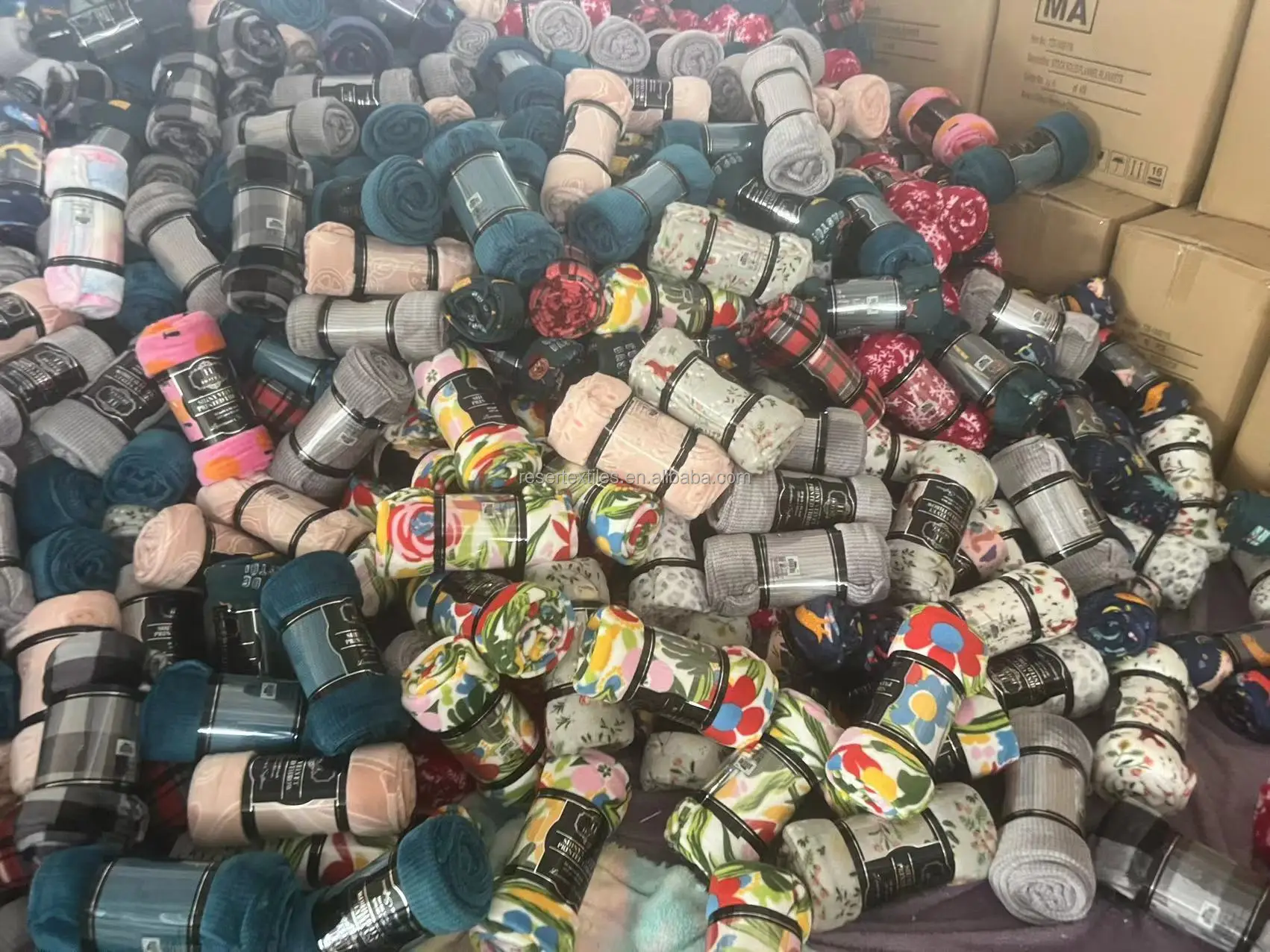 100% Polyester Flannel Fleece Throw Soft Plush Cozy Microfiber Bed Blanket Modern Solid Colors Designed Pattern Knitted Technics