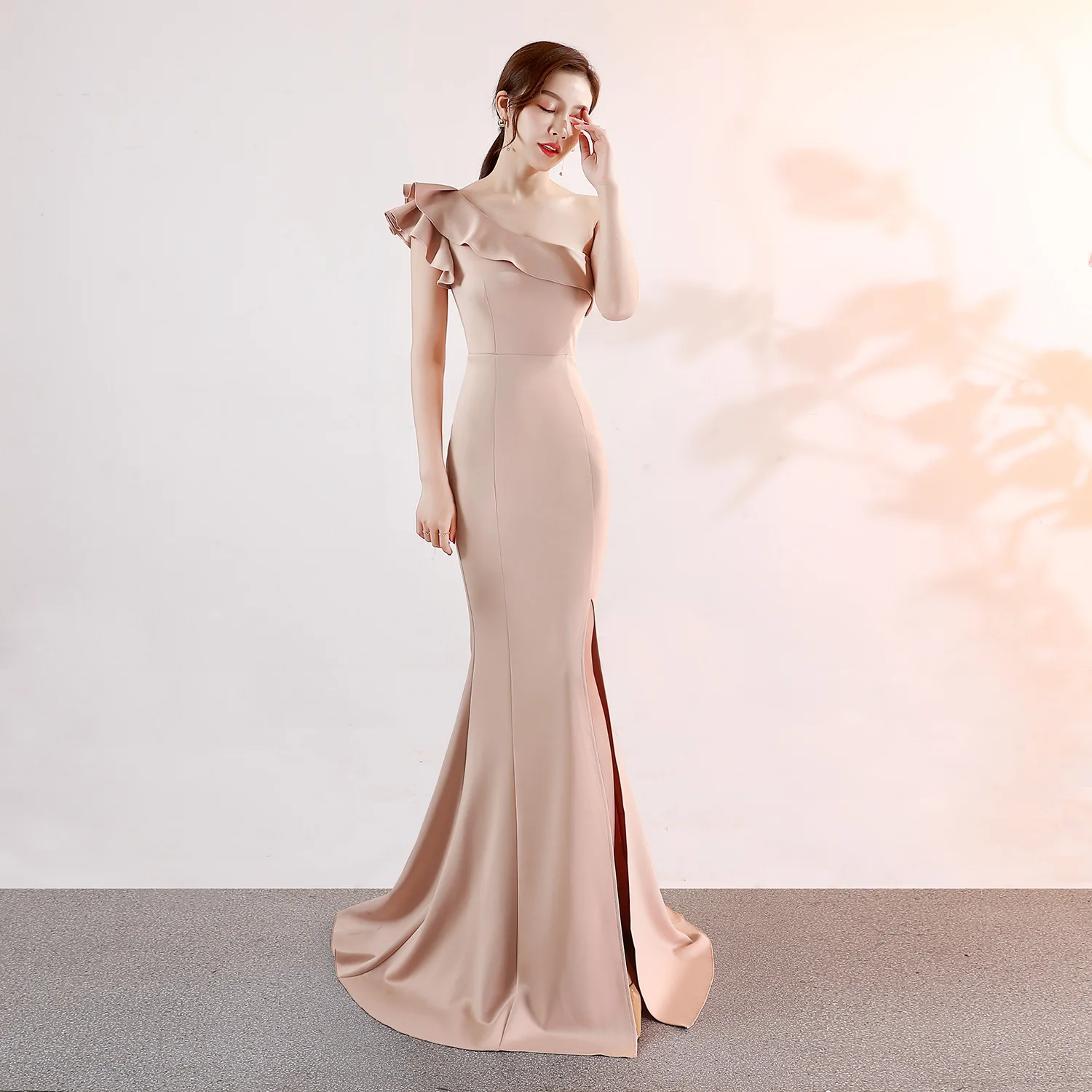 Elegant Asymmetric Design Style Women Long Prom Dresses Solid Color One Shoulder Ruffle Evening Gown Wears Split Skirt