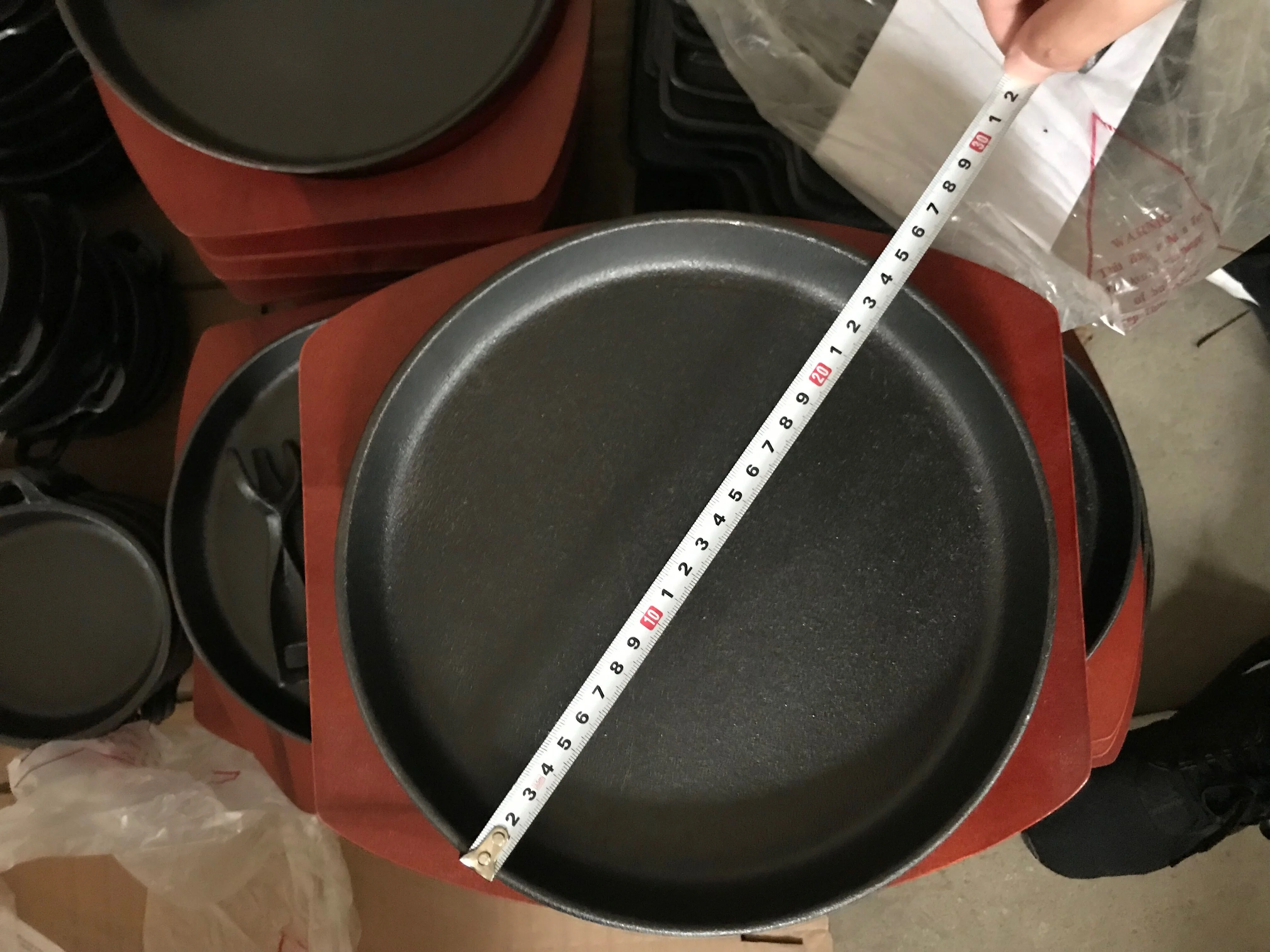 Hot Sale Cast Iron Round Sizzling Plate With Wooden Base Made in China