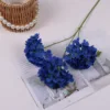 Una rama azul profundo.