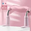 Corto en forma de M, color rosa cereza.