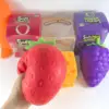 Jouet à presser fraise simulée en boîte de 11 cm