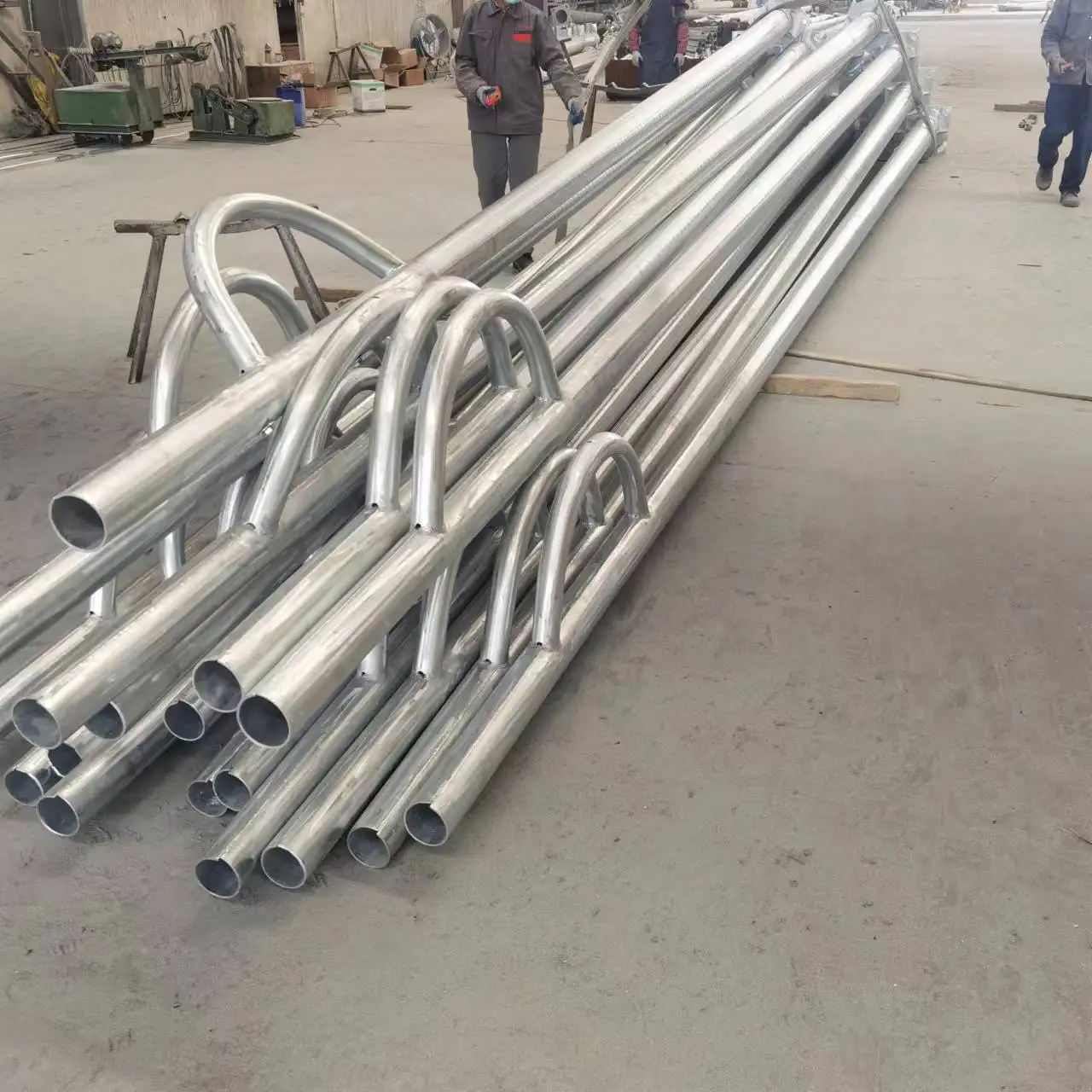Single Arm Solar Street Light Pole with Panel Bracket 6m 8m 10m Galvanized Steel Traffic Poles Light Pole Street