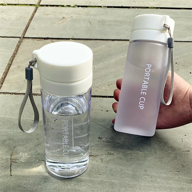 Оптовая продажа, 800 мл, портативная прозрачная чашка для холодной питьевой воды из тритана, матовая прозрачная пластиковая Спортивная бутылка для воды с крышкой и веревкой