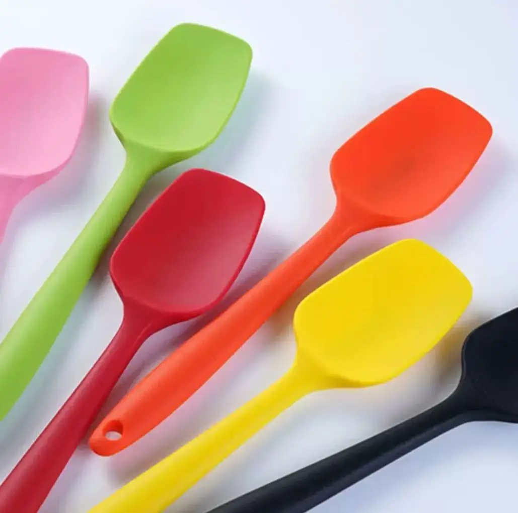 Çevre dostu silikon mutfak pasta kaşığı servis aletleri bıf paketlenmiş takım tabak kullanımları için çanta içinde bıçakla birlikte