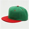 Verde con borde rojo.