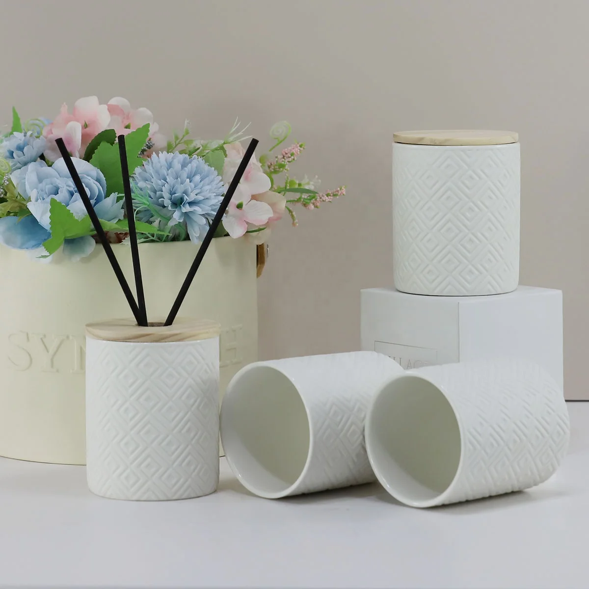 Synwish Custom Modern White Ceramic Matte Reed Diffuser Candle Jar with Wood Lid and Box Packaging factory