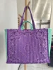 Viola con finiture verde menta