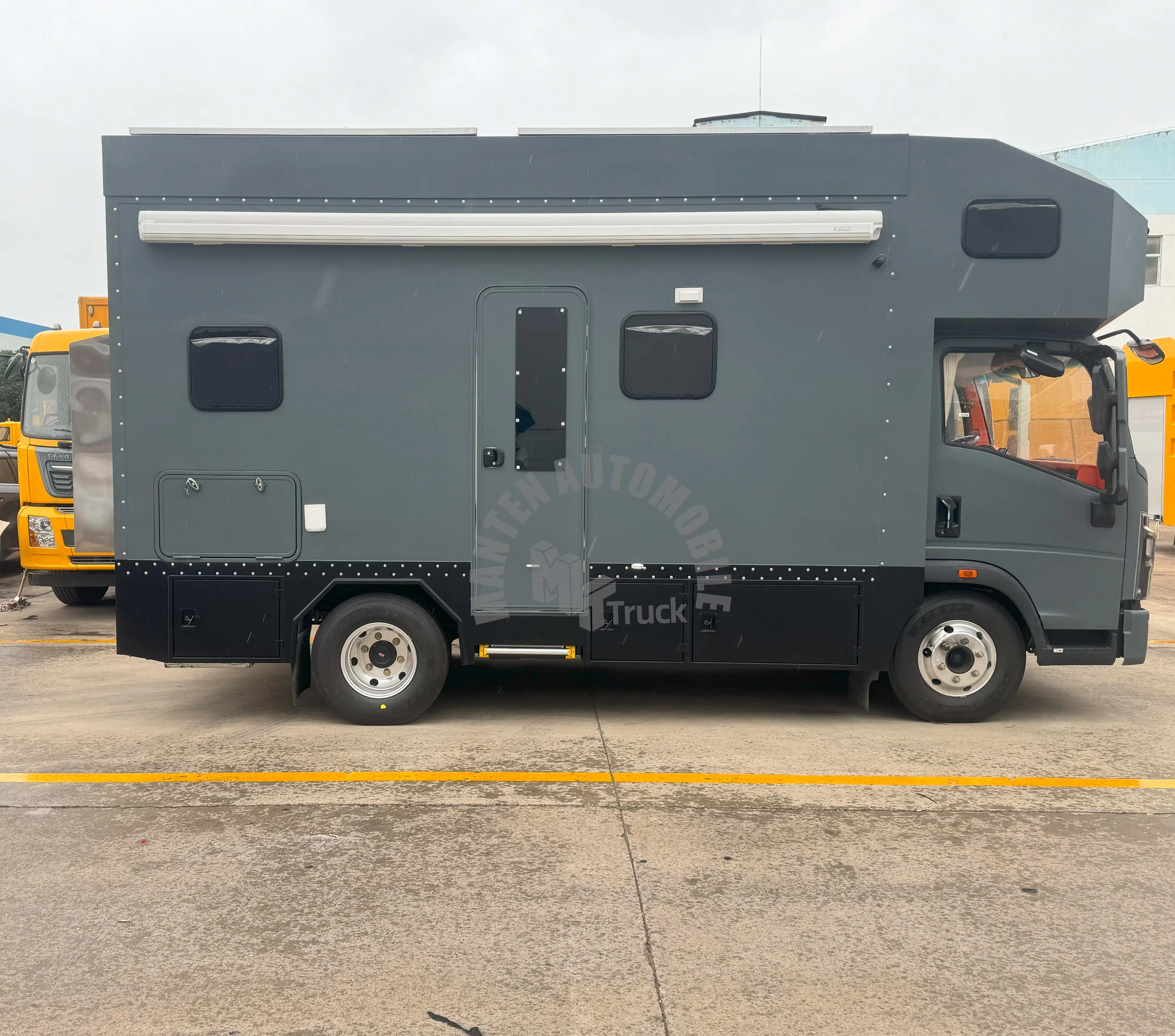 Howo 4x2 RVS Campers Class a Rv  Rv Accessories Rv Camper Motorhome for Sale