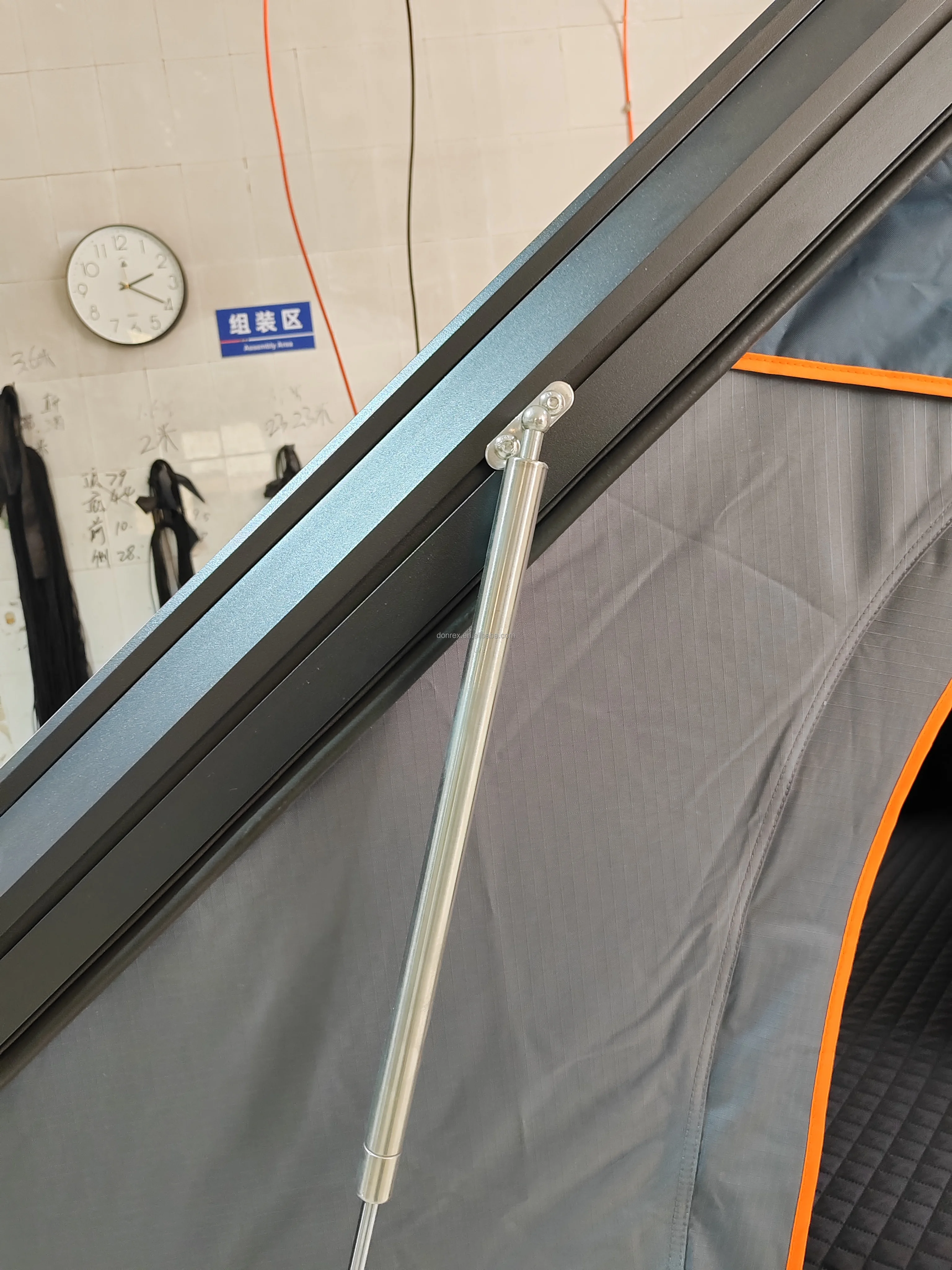 4x4 ऑफरोड वाटरप्रूफ कैम्पिंग क्लैमशेल त्रिकोण हार्ड टॉप टॉप टेंट आउटडोर वाहन छत टॉप टेंट 4