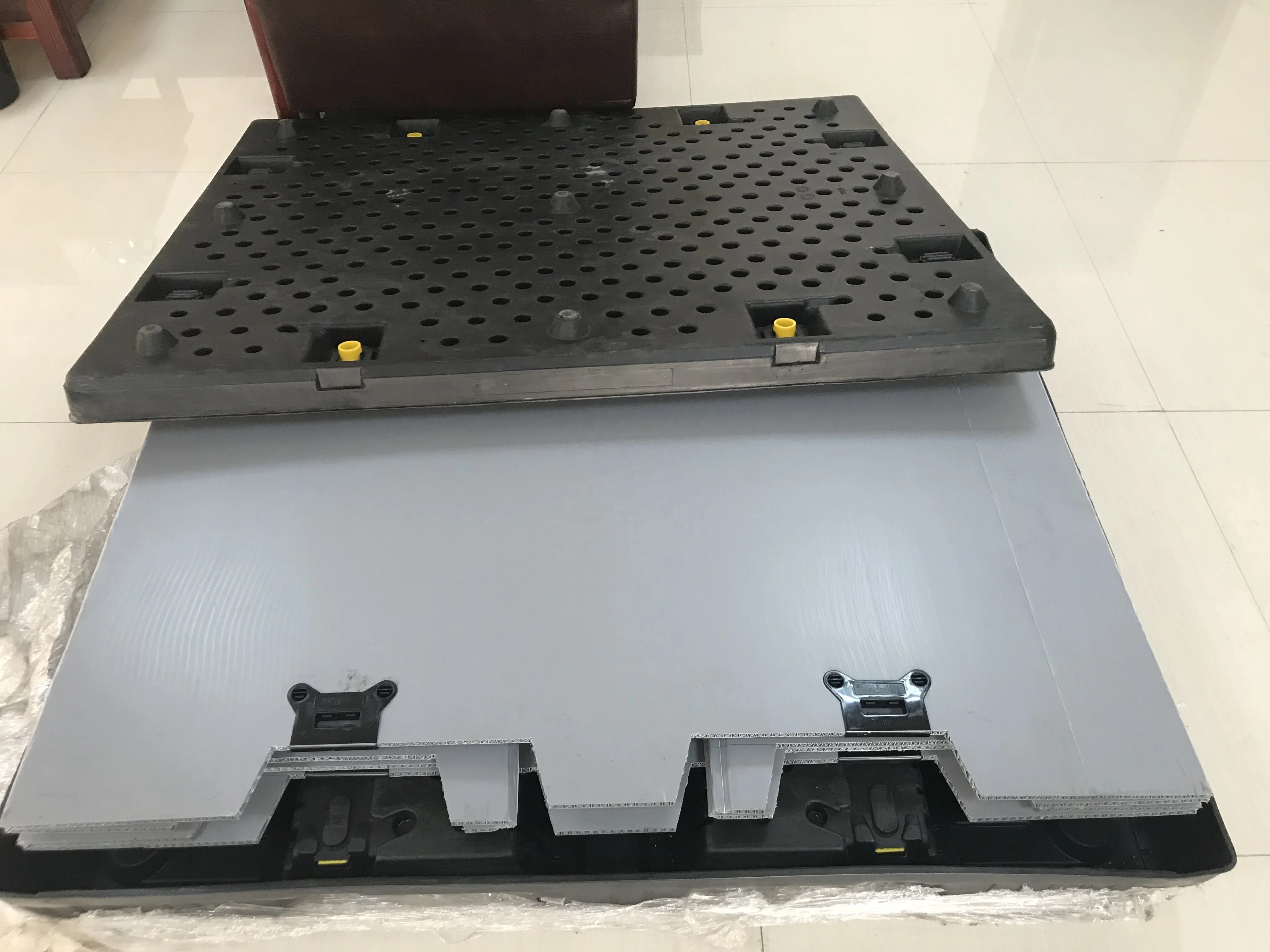 Customized Plastic Pallet Box with PP Corrugated Separator