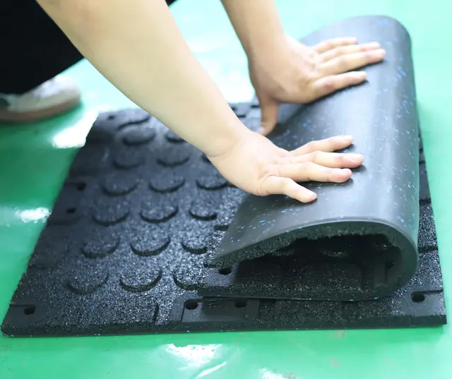 Rubber gym mats flooring eco-friendly floor rubber mats 15-50mm thickness interlocking rubber flooring