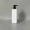 Bouteille blanche avec pompe noire