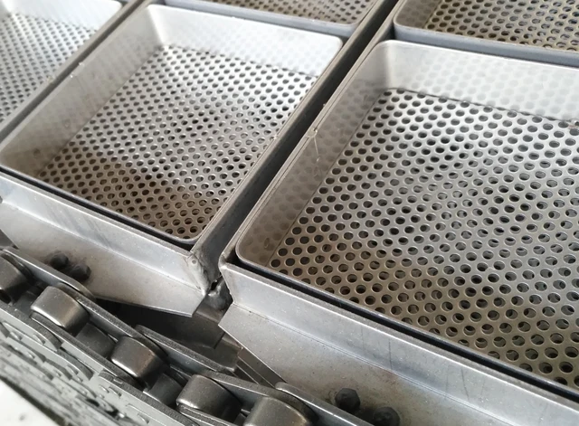 Hot Sales High Open Area Carbon Steel for Fuji Fryer Basket of Commercial Fried Instant Noodles Machine 2