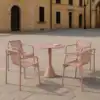 Un tavolo quattro sedie con ampi braccioli