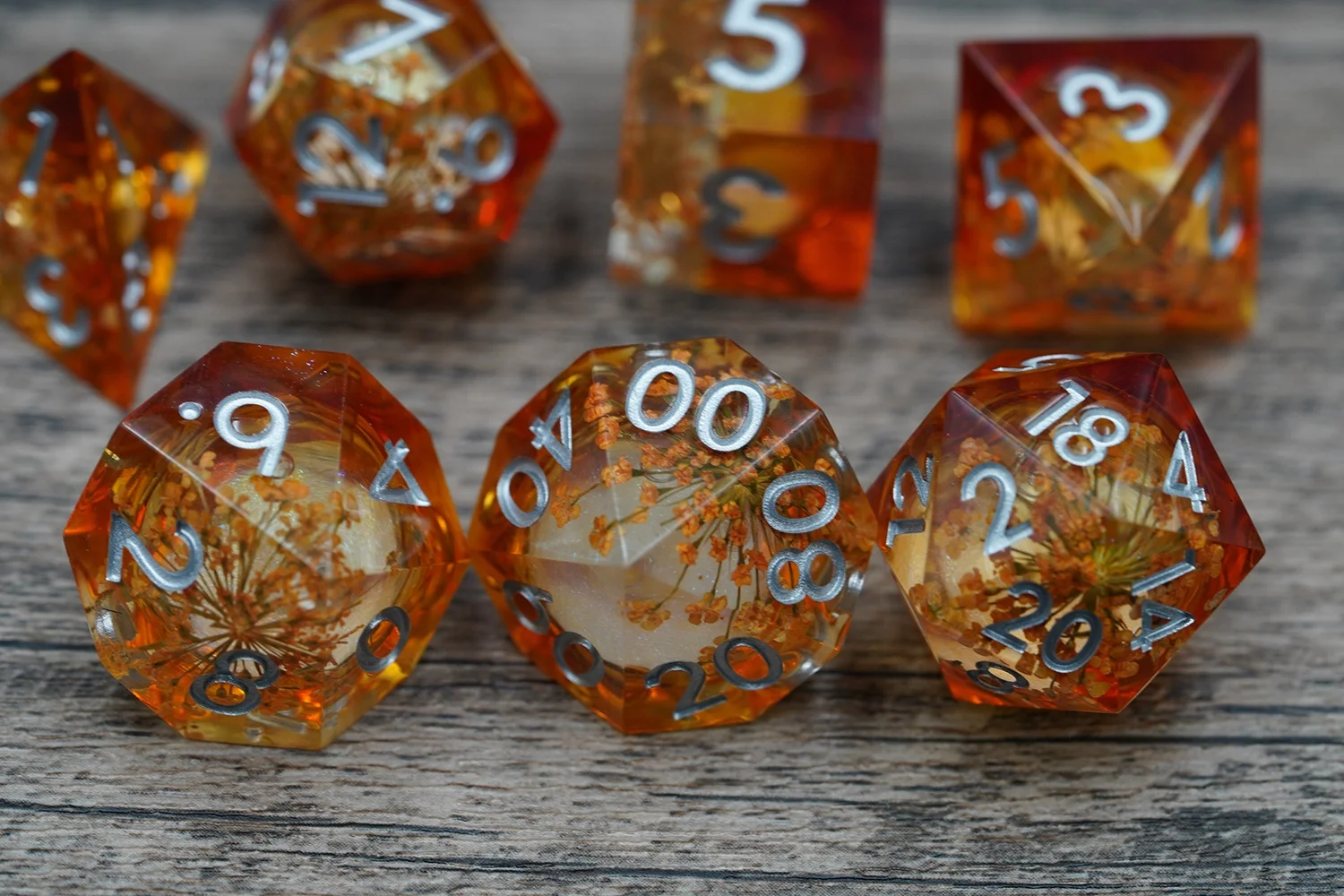 7-delige rode vloeistofgevulde hars DND dobbelstenenset vloeistof DND dobbelstenen met scherpe randen voor Dungeons and Dragons