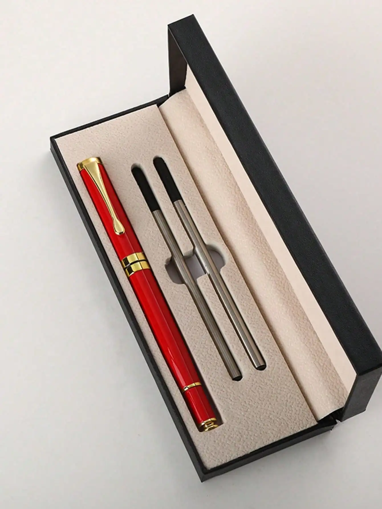 High Quality Metal Roller Pen Set Roller Tip Black and Gold Boss Signature Pens with Extra Ink Refills