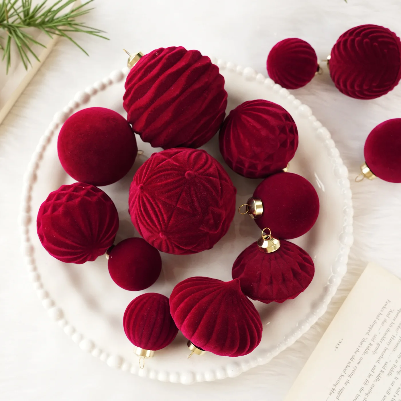 35 szt. niepodatnych na pęknięcie bombek świątecznych z weluru w kolorach czerwonym, zielonym, burgundowym, beżowym i kawowym