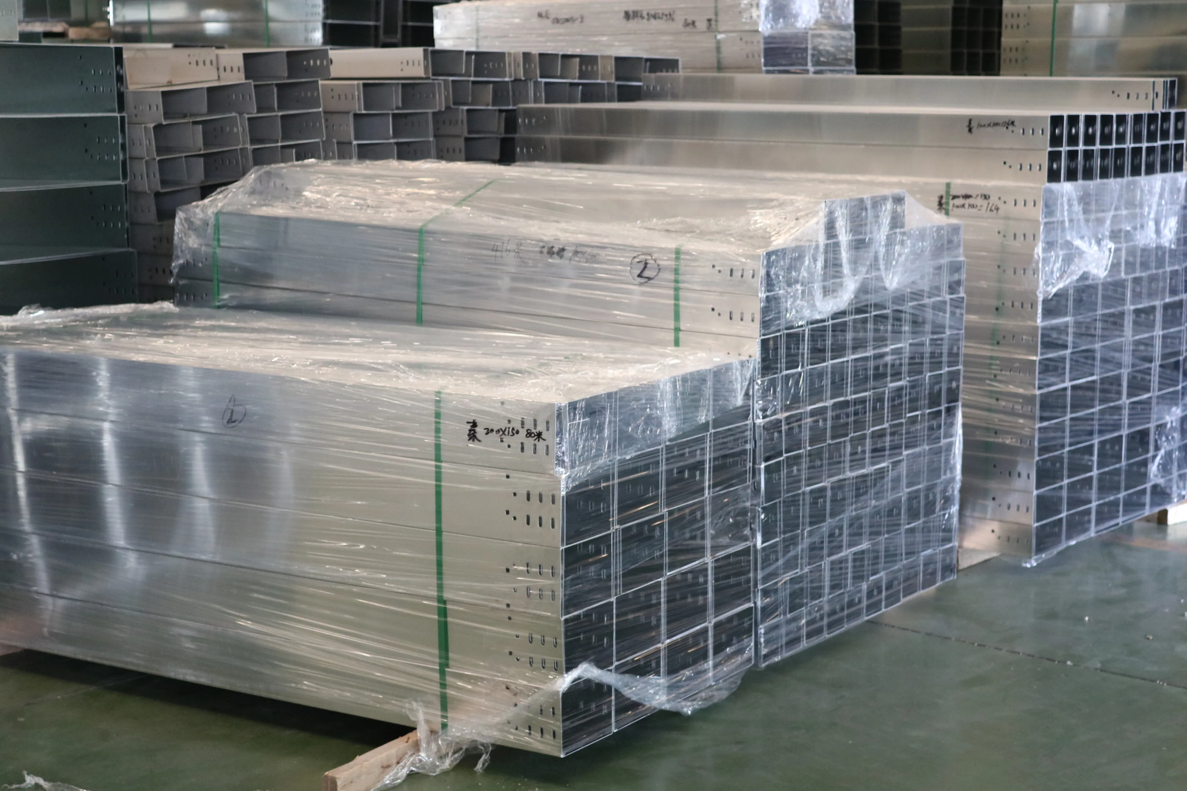 Galvanized 100mm Cable Tray Steel Cable Tray Basket With Wire Coating