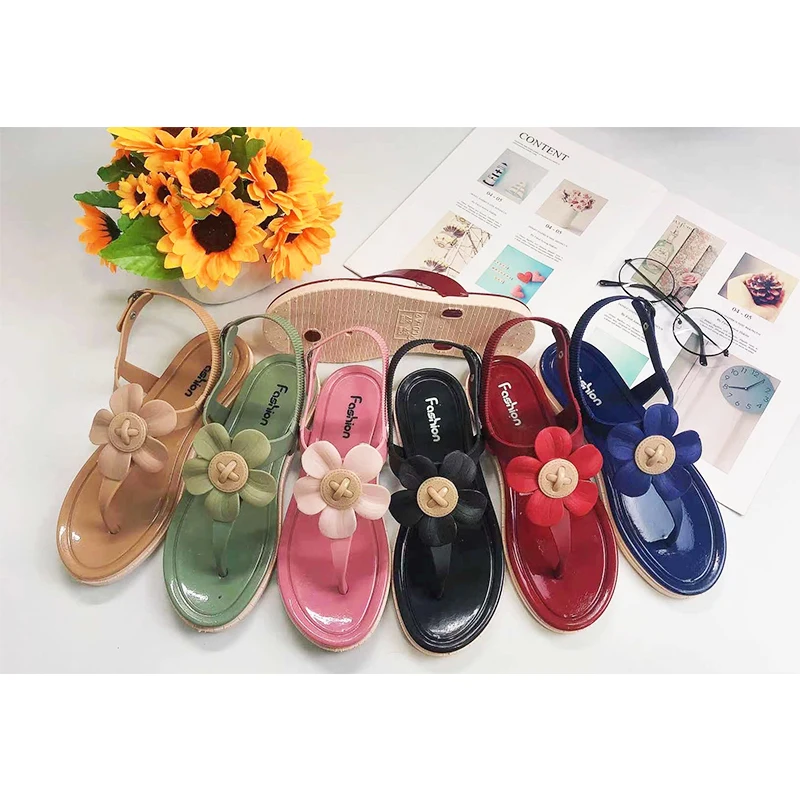 
 Сделанные в Китае красивые дизайнерские женские туфли и сандалии из поливинилхлорида  