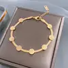 Eight circular bracelets 5173