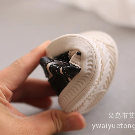 Модная детская прогулочная обувь; Новинка 2021 года; Белая прогулочная обувь; Легкая повседневная обувь на мягкой подошве для маленьких мальчиков и девочек