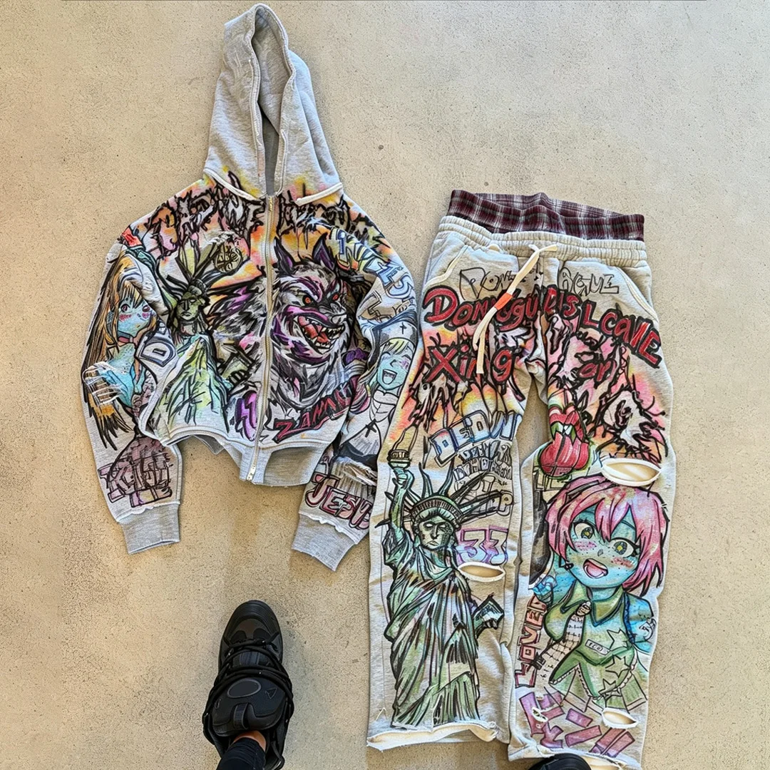Men Hooded To-delst sæt tilpasset streetwear, anime og graffiti med print over hele tøjet, ødelagt og forældet vintage tracksuit