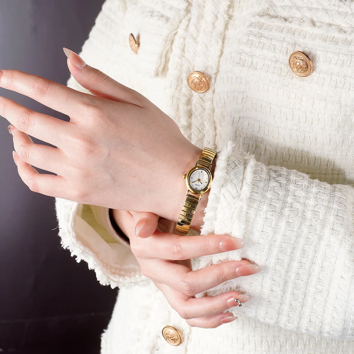 Oval Quartz Women's Watch OM-116657