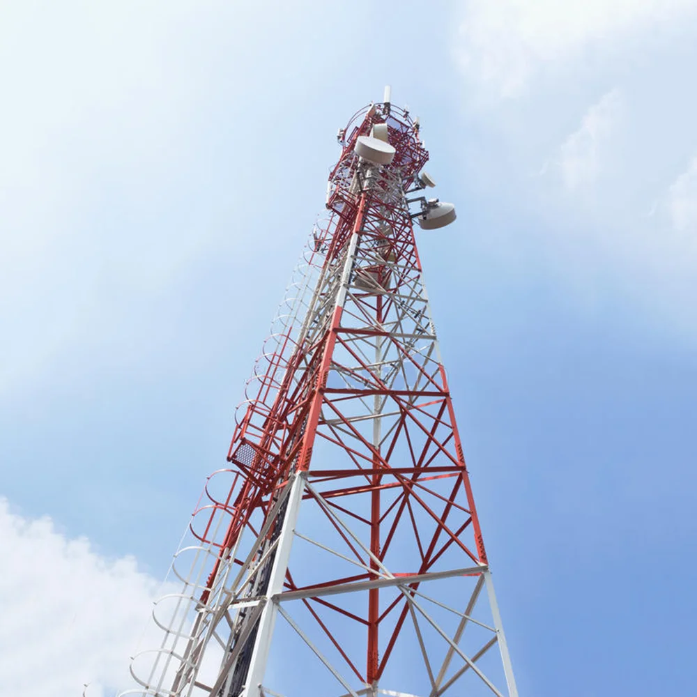 برج اتصالات للهاتف المحمول وشبكة واي فاي وتقنية الجيل الخامس (5G)، مكوَّن من هيكل فولاذي زاوي ذي أربع أرجل، ومُجلفن، برج حديدي لإرسال الإشارات الهوائية