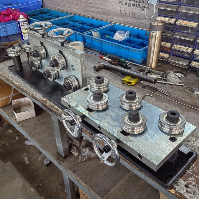 Manufacturing processing machinery pre-straightening tube straightener