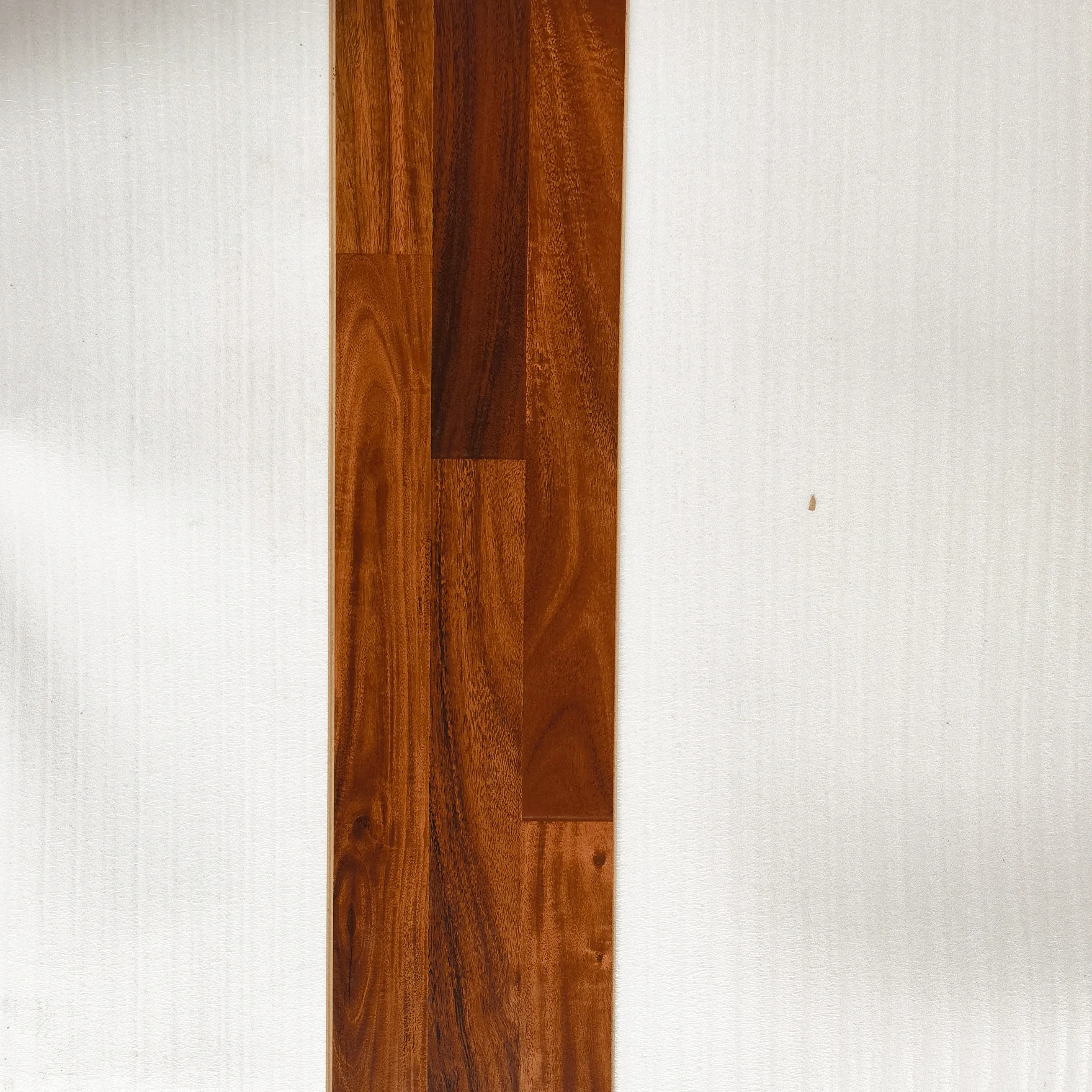 Elegant and Simple Waterpoof Laminate Flooring with a Thickness of 8mm 12mm Suitable for Both Home and Office Use.