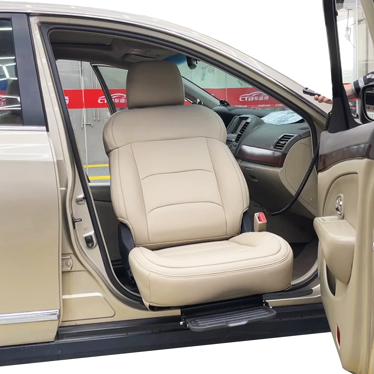 Accessible Swivel Car Seat Electric Turning Transfer Seat for the Elderly Loading 150KG
