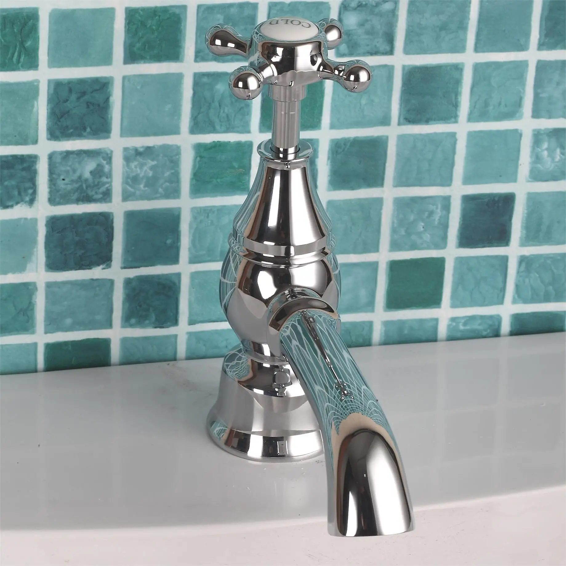Luxury Brass Basin Pillar Taps - Chrome  details